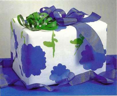 Geschenkverpackungen - Blumenpapier mit Schleife